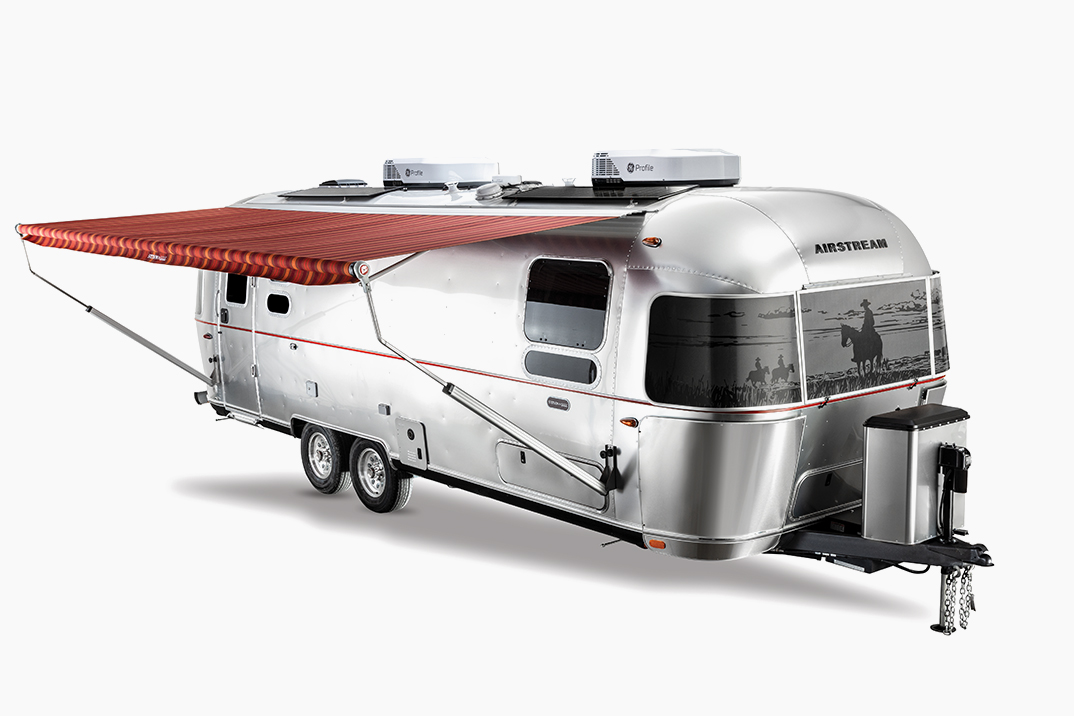 Trailer de viagem de edição especial da Airstream canaliza 350 anos de cultura cowboy com a ajuda de Stetson e Four Sixes