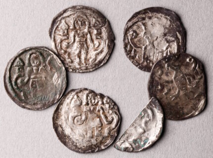 Seis do século XIII. moedas de prata encontradas no Molkenmarkt de Berlim – The History Blog