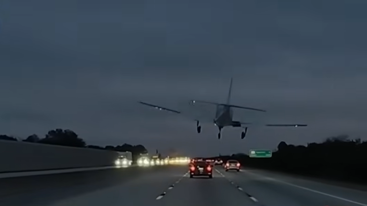 Dash Cam captura avião fazendo pouso de emergência em cima de um Toyota Camry em movimento