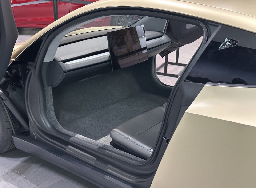 Tesla Cybercab pronto para produção chega ao showroom em San Jose