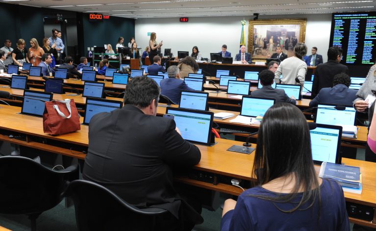 CCJ rejeita parecer pela manutenção do mandato da deputada Carla Zambelli – Notícias