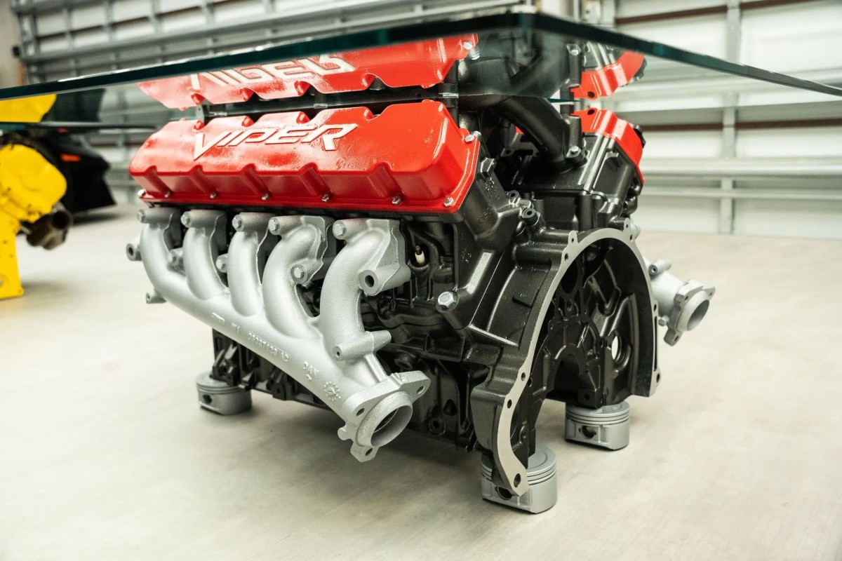 Este motor Dodge Viper V10 foi transformado em uma mesa de centro