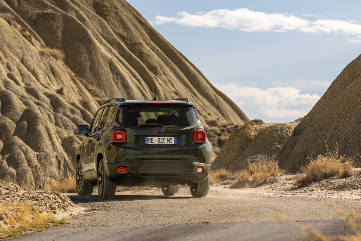O minúsculo Renegade da Jeep acaba de ganhar uma edição North Star com grande energia híbrida