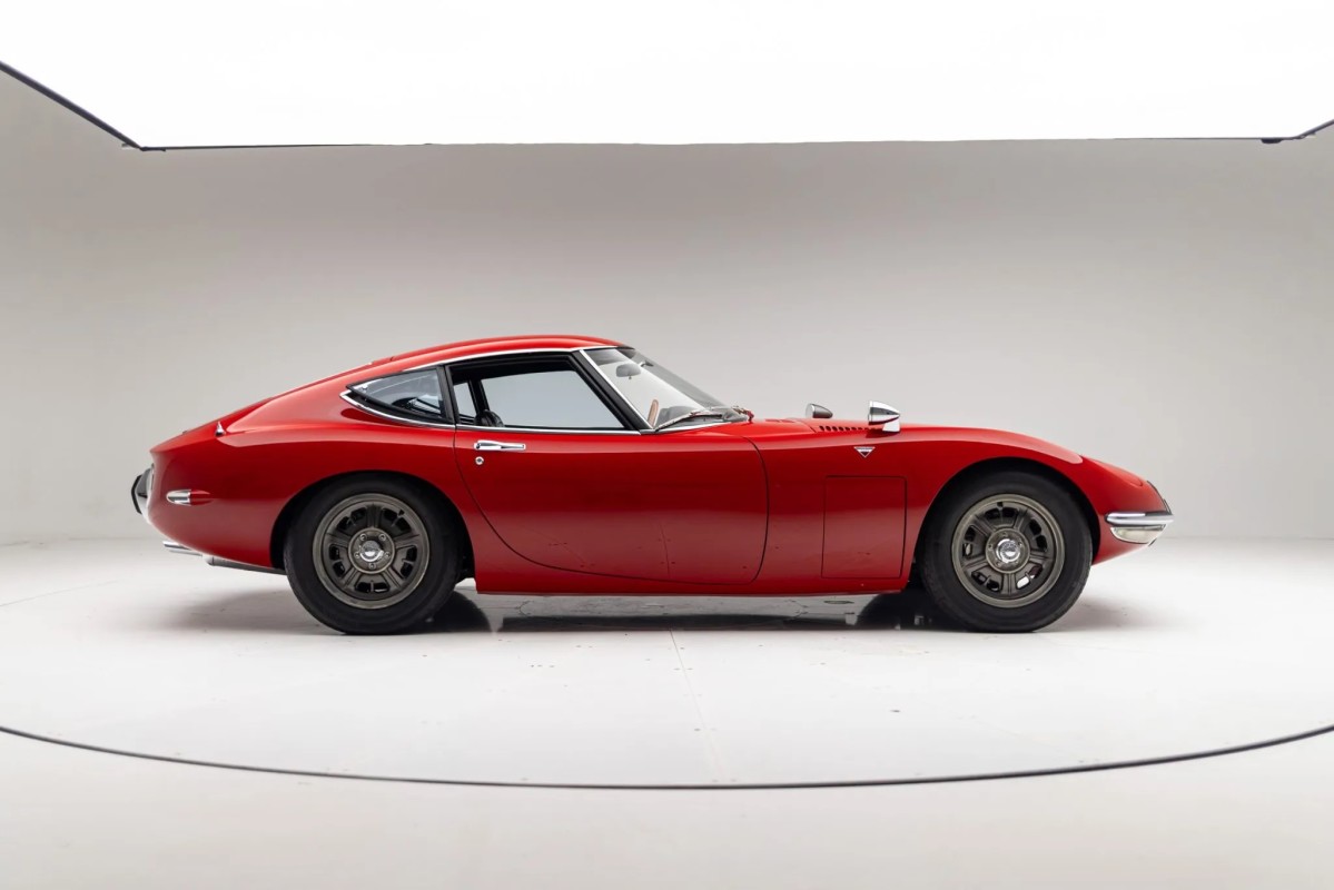 O Toyota 2000GT 1967 de Bobby Rahal está em leilão para trazer um trailer