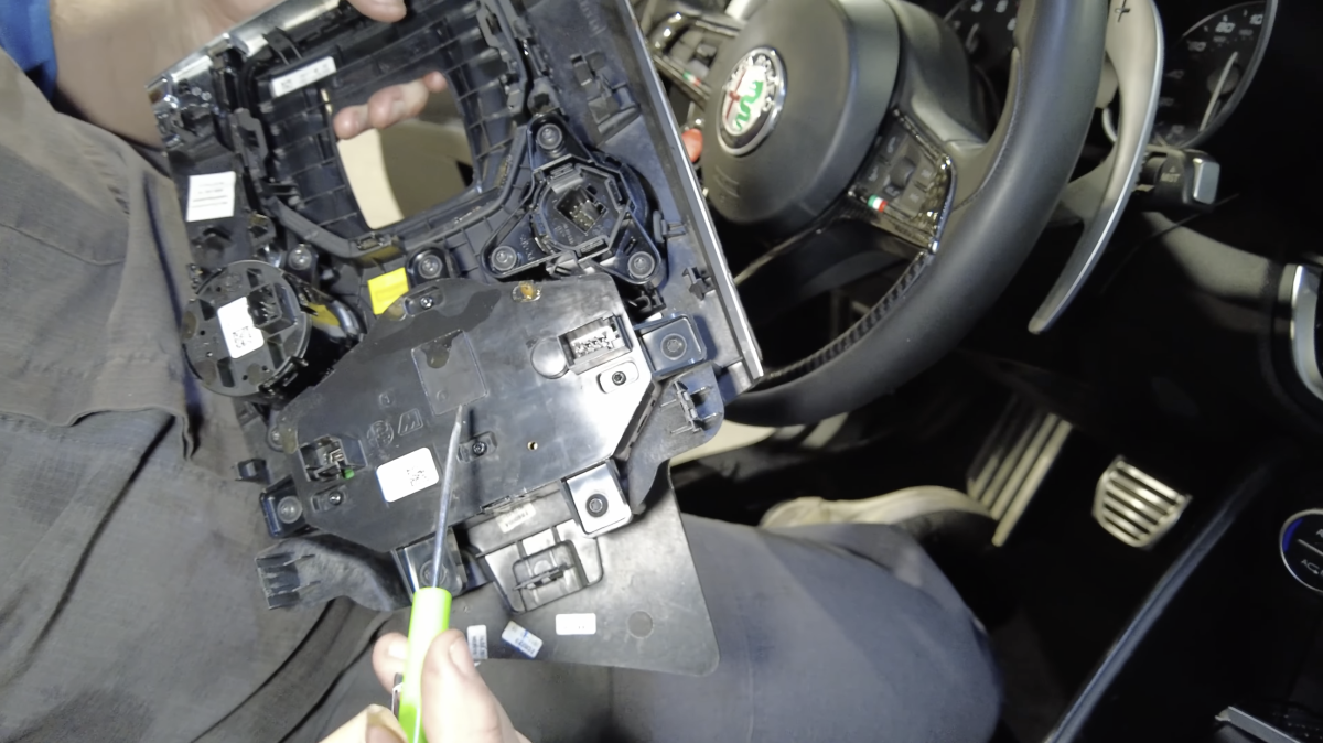 Como o derramamento de café de um proprietário de Alfa Romeo se transformou em uma conta de conserto de US$ 700