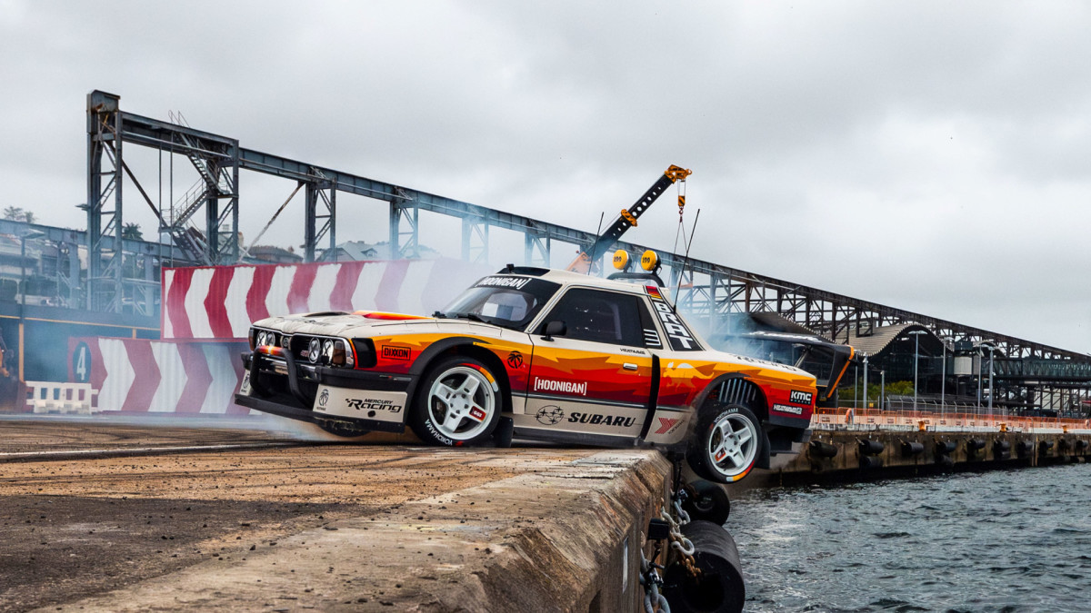 Assista Travis Pastrana abrindo caminho pela Austrália no Subaru Brataroo de 9.500 RPM