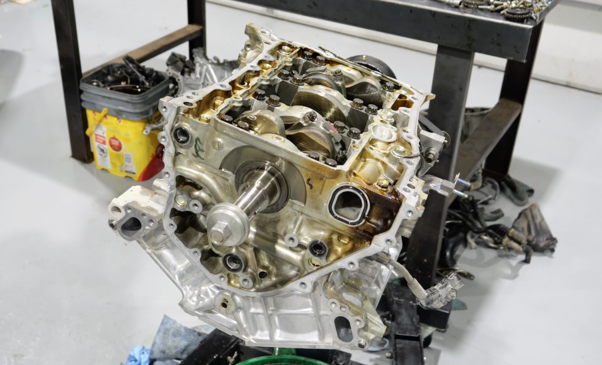 A desmontagem do motor expõe o que há de realmente errado com o problemático V6 da Toyota
