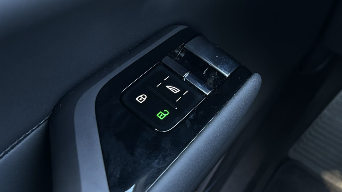 Proprietário da Rivian pede saídas de emergência mais simples