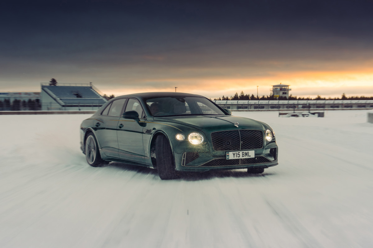 A velocidade do Flying Spur de 771 HP da Bentley acaba de estabelecer um recorde de volta em 12 polegadas de gelo