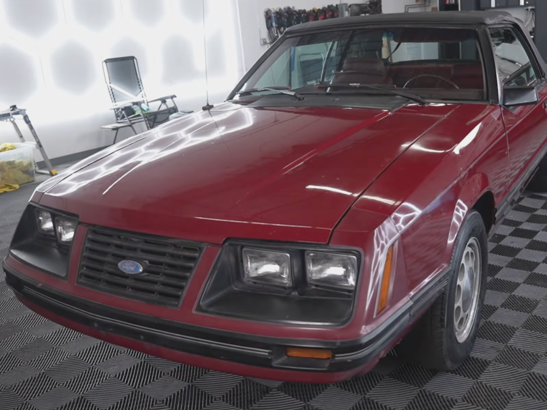 Negligenciado Fox Body Mustang V8 ajuda casal de idosos a voltar para casa