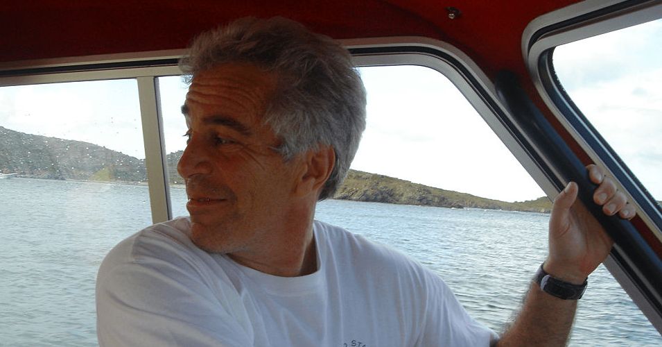 Jeffrey Epstein tinha um ‘hacker pessoal’, afirma um informante