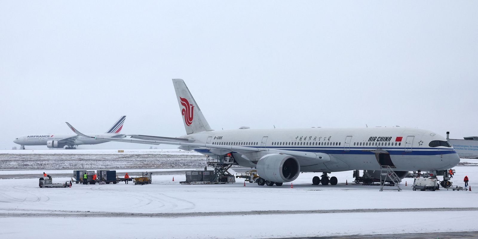 Tempestade Goretti: nevascas cancelam centenas de voos na Europa