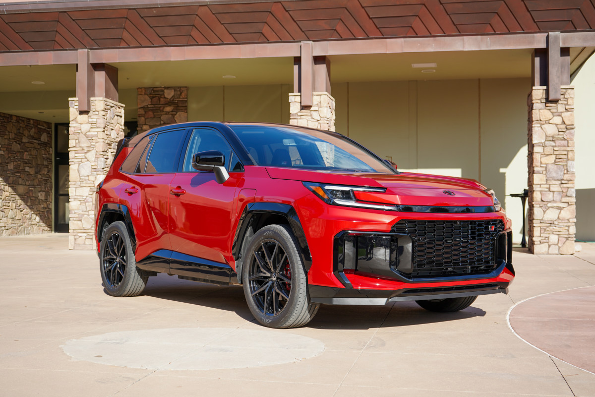 Toyota RAV4 GR Sport é rápido o suficiente para fazer o Tiguan e o Golf GTI parecerem lentos