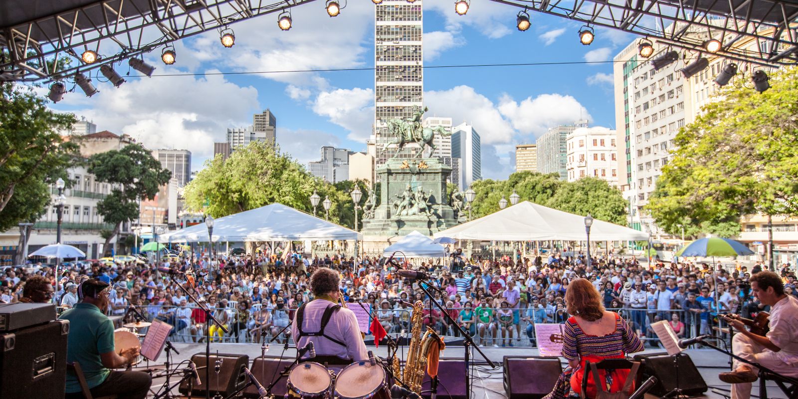 “Evidências” foi a música mais tocada nos palcos em 2025