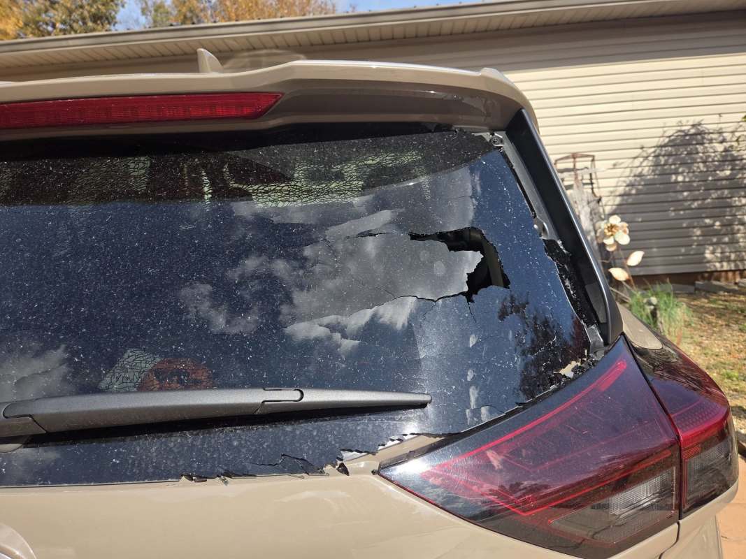 Nissan está sendo processada por SUVs desonestos com janelas traseiras explodindo