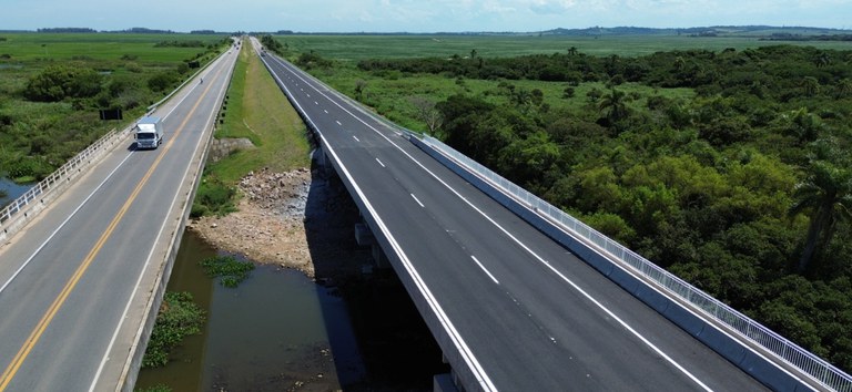 Quando a rodovia resiste, vidas seguem: nova ponte da BR-116 é liberada antes do prazo e inaugura padrão climático para o Brasil — Agência Nacional de Transportes Terrestres