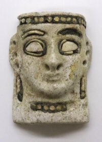 Máscara de faiança de 3.300 anos encontrada no Bahrein – The History Blog