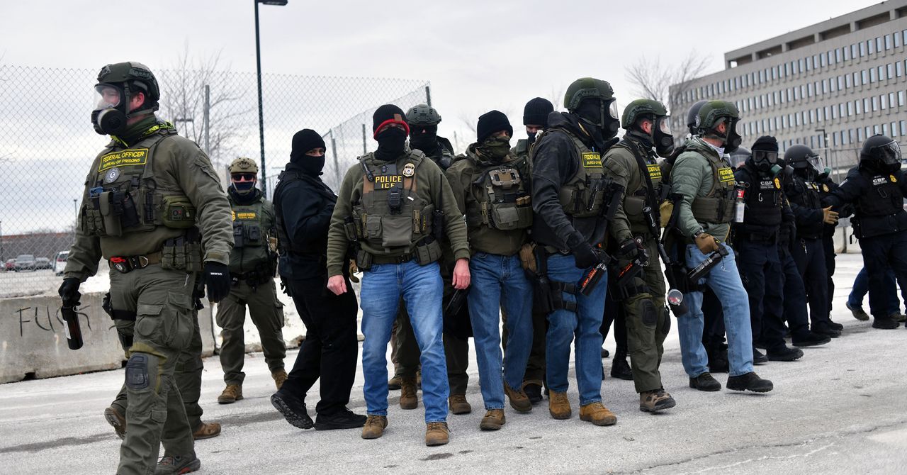 ICE finge que é uma força militar. Suas táticas fariam com que soldados de verdade morressem