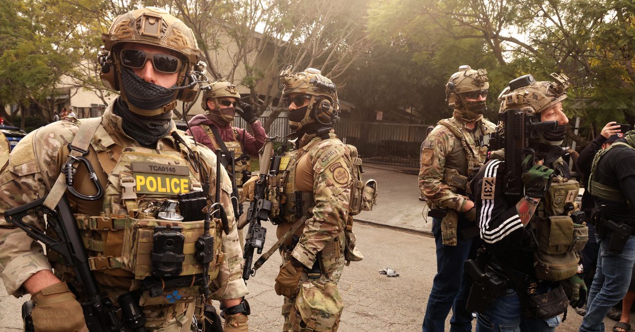 Juiz dos EUA decide que ataques do ICE exigem mandados judiciais, contradizendo memorando secreto do ICE