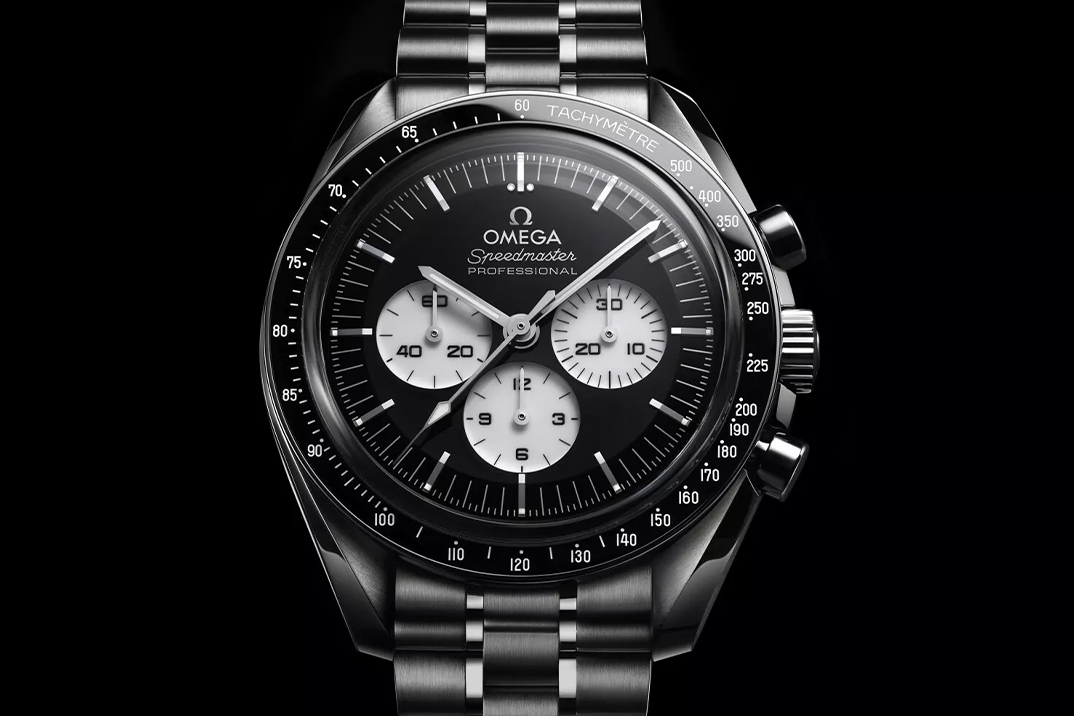 Omega finalmente dá as boas-vindas a um Panda Moonwatch reverso na coleção permanente