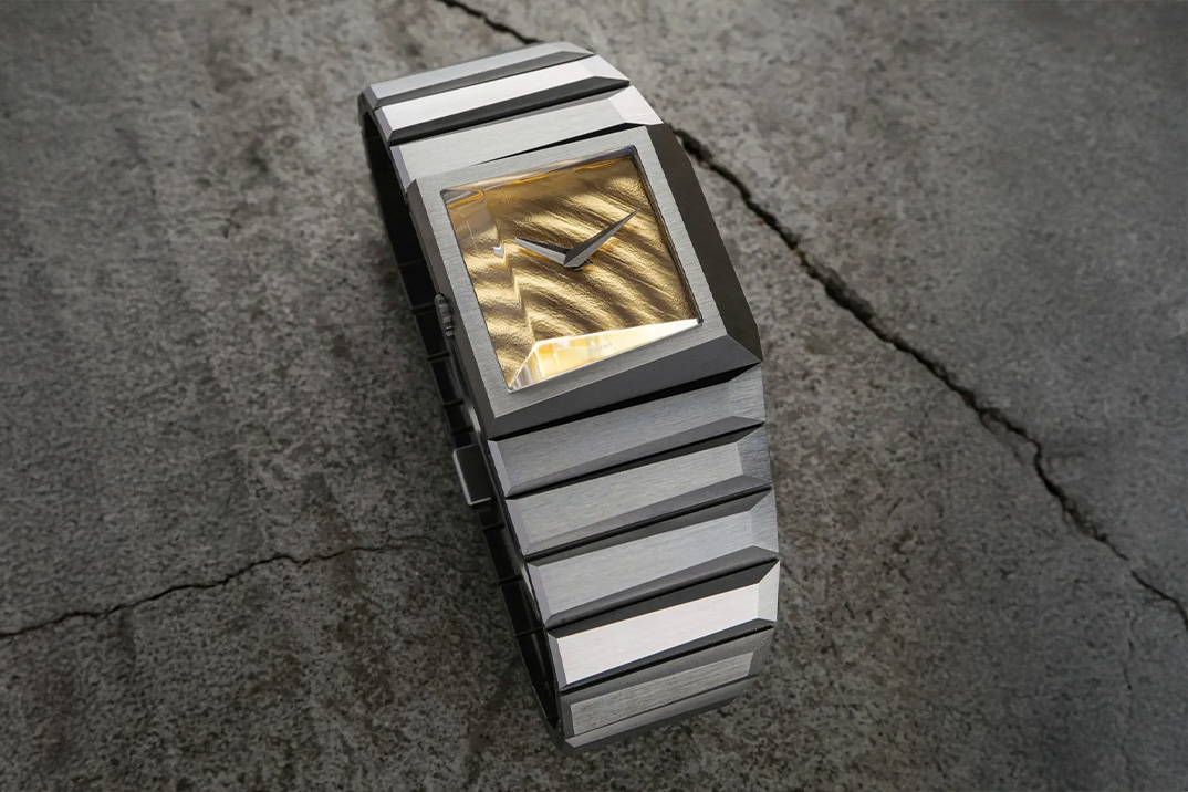 O B/1.3r da Toledano & Chan é seu primeiro relógio de titânio e tem um mostrador ondulado em ouro amarelo 18K