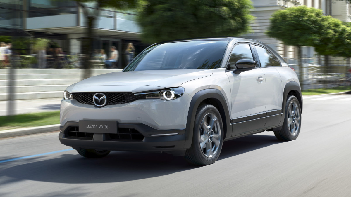 Mazda está apostando alto em híbridos enquanto os americanos gostam de veículos elétricos
