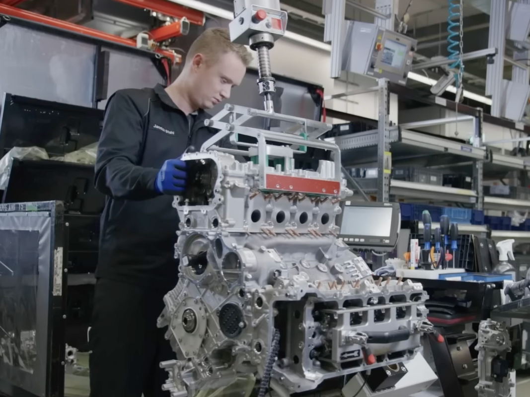 Dentro da fábrica da Mercedes-AMG ainda constrói V8s Twin-Turbo manualmente