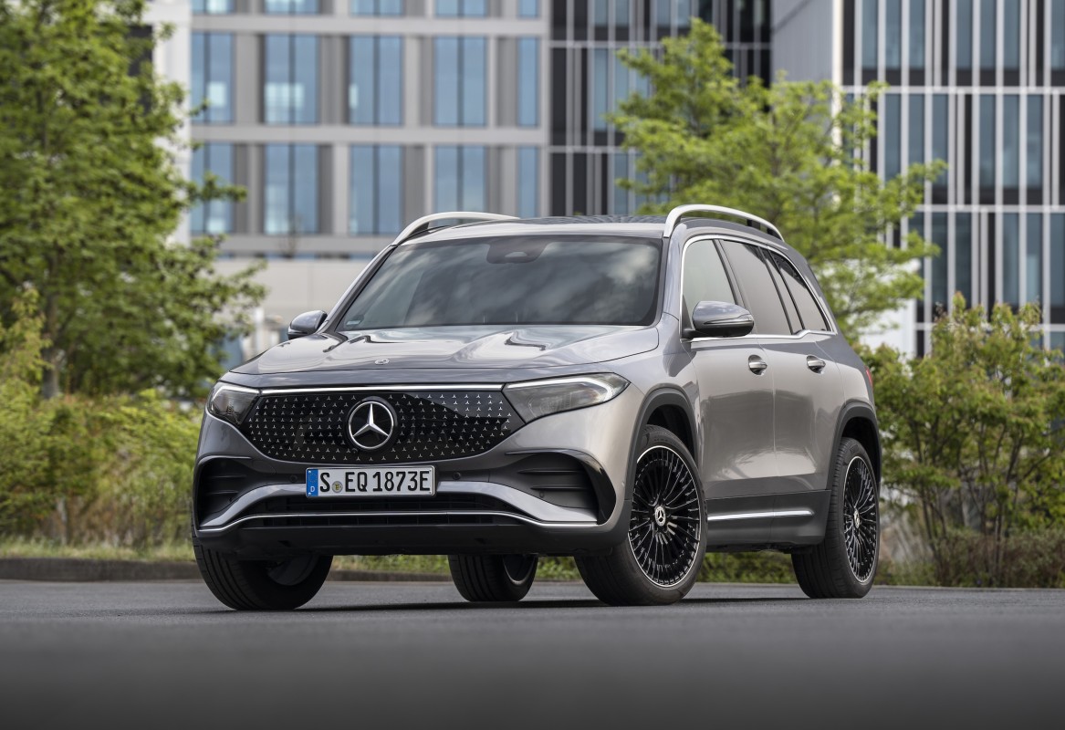Mercedes-Benz diz a 12.000 proprietários de EQB para estacionarem ao ar livre em meio ao risco de incêndio na bateria