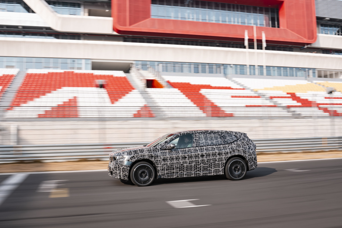 BMW construiu um iX3 exclusivo para a China com maior distância entre eixos e 560 milhas de alcance
