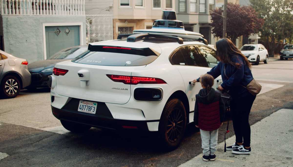 Federais investigam Waymo após táxi autônomo atingir criança em zona escolar