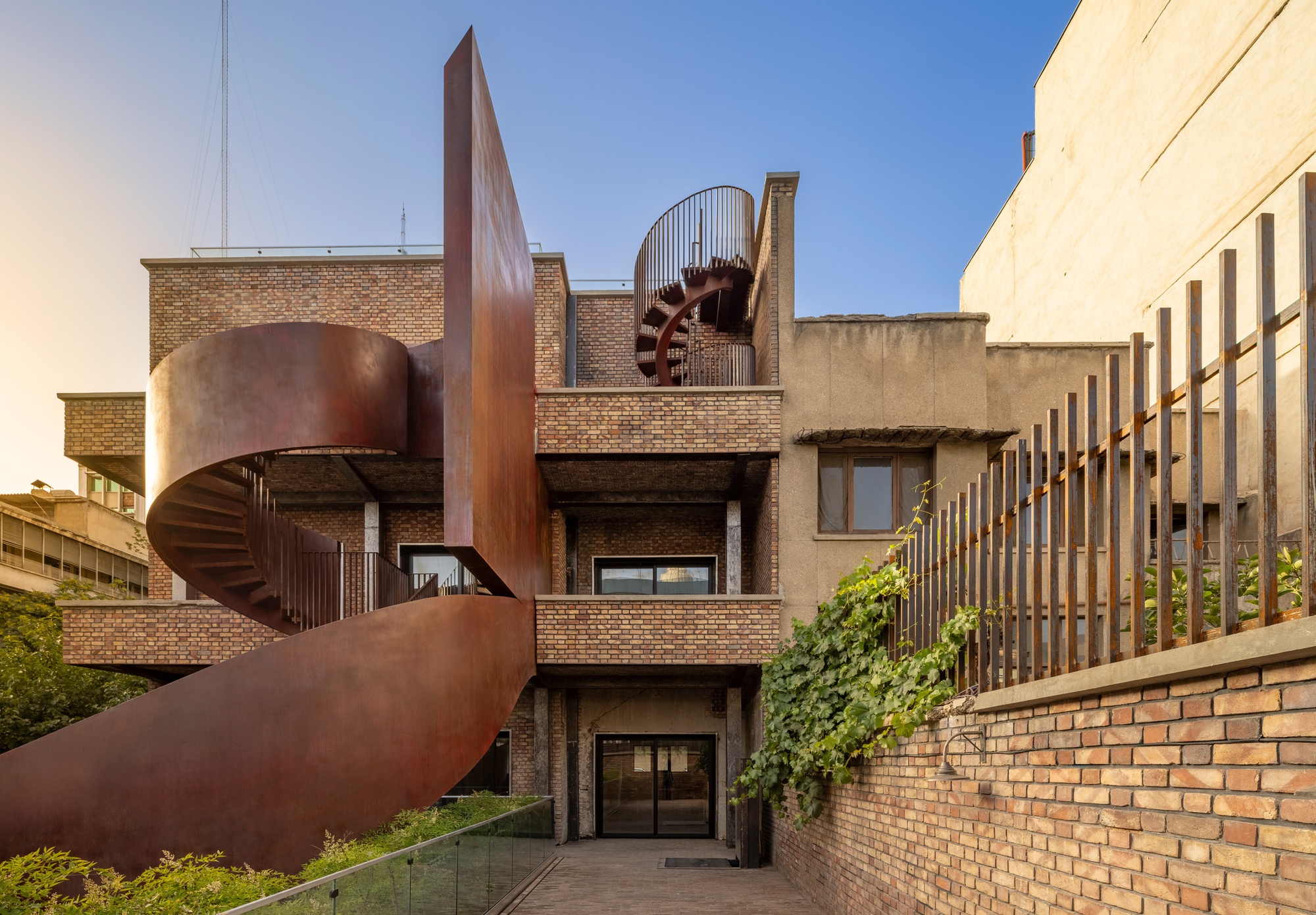 A Casa do Poeta / Próximo Escritório – Alireza Taghaboni