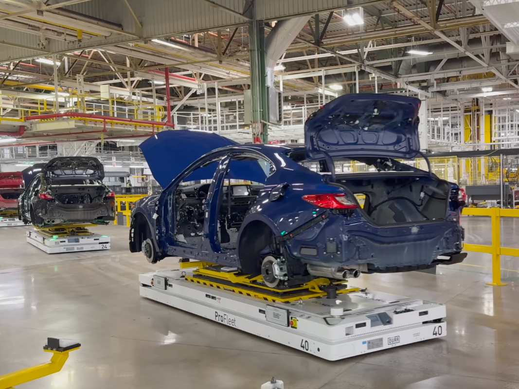 Por dentro da maior fábrica da Toyota que produz os híbridos Camry e RAV4