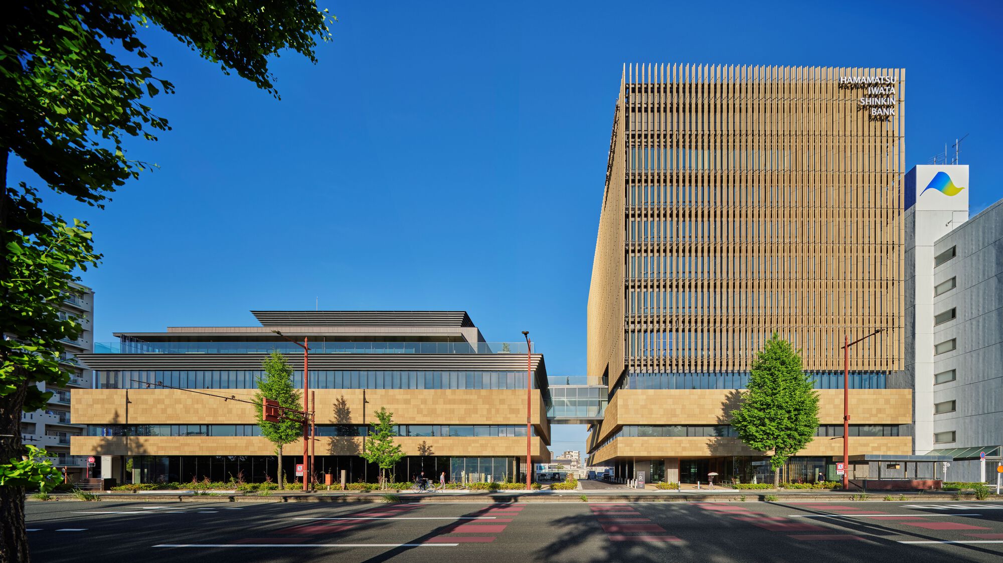 Sede e filial principal do Banco Hamamatsu Iwata Shinkin / Nikken Sekkei