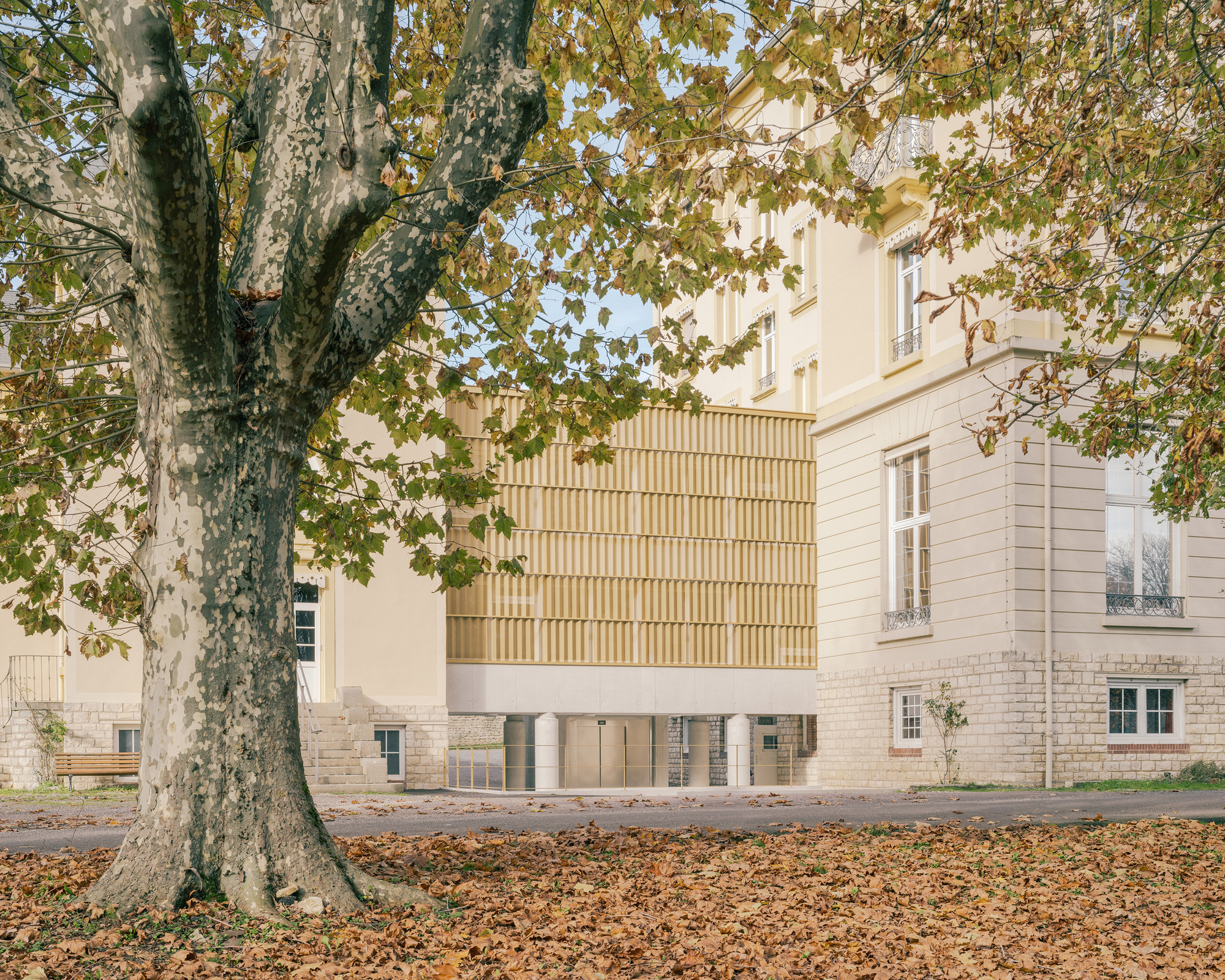 Galeria de conexão para a casa de repouso Les Verdaines / Agence Vulcano-Gibello