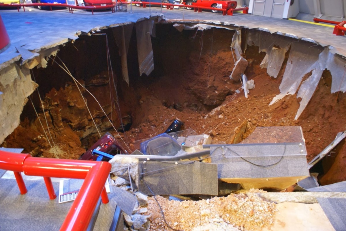 Veja como Nasty Sinkhole engole dois veículos no cruzamento de Omaha