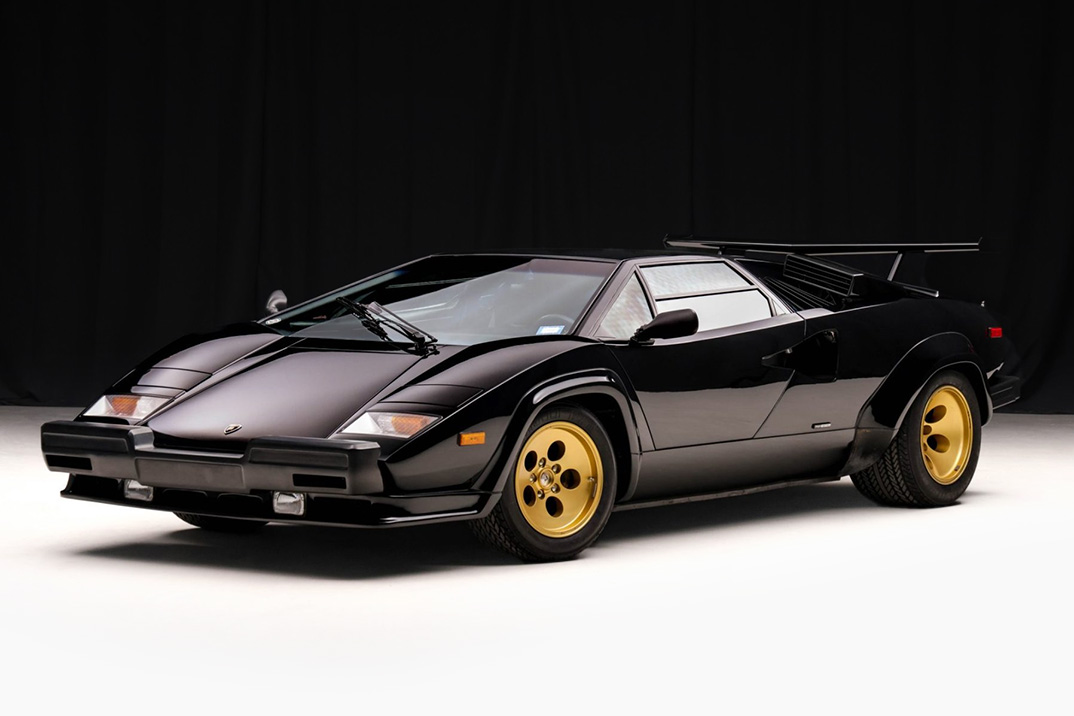 Um Lamborghini Countach 5000 QV quase perfeito de 1988 com 2.100 milhas acaba de surgir após décadas