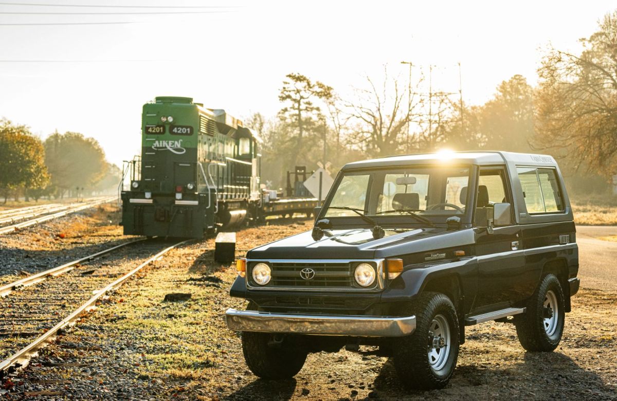 Este Land Cruiser Série 70 com capota removível é o pico da velha escola da Toyota