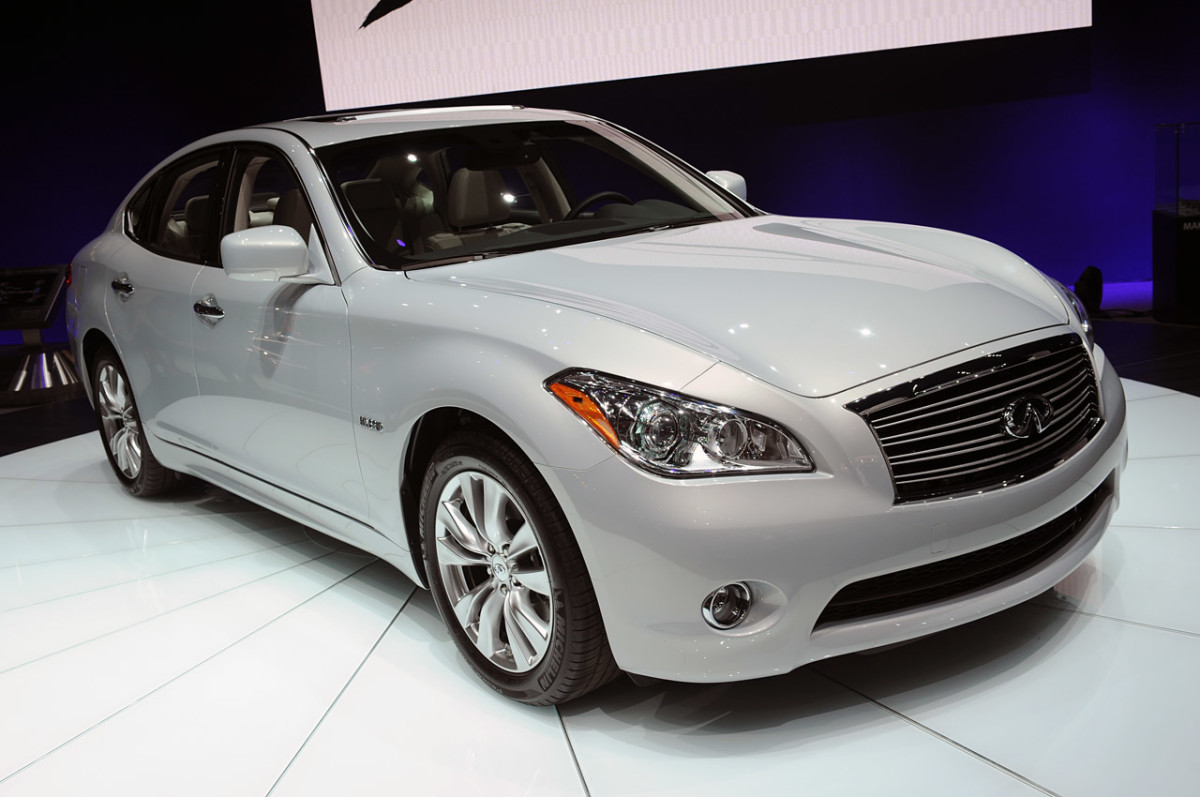 Proprietários de Nissan e Toyota no Japão relatam descascamento de tinta branca pérola