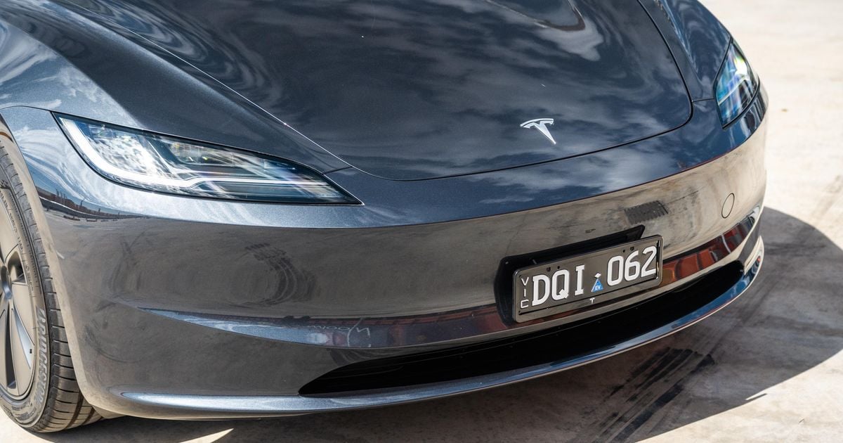 Veículos Tesla ganham polêmico assistente Grok AI na Austrália