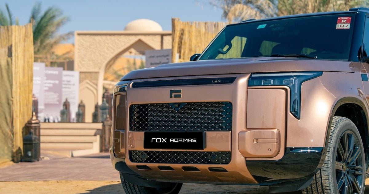 SUV elétrico de luxo equipado com banheiro segue em direção à Austrália