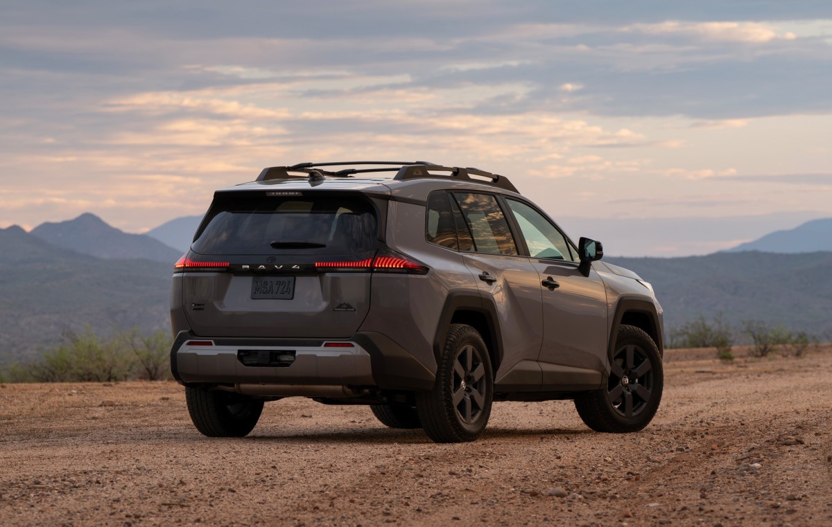 Os revendedores estão marcando o Toyota RAV4 2026 em milhares de dólares