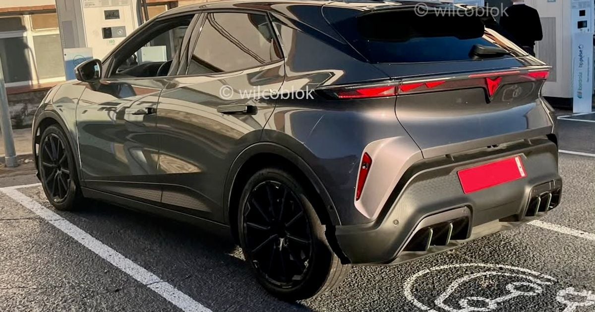 2027 Cupra Raval EV hot hatch capturado pela câmera antes da revelação