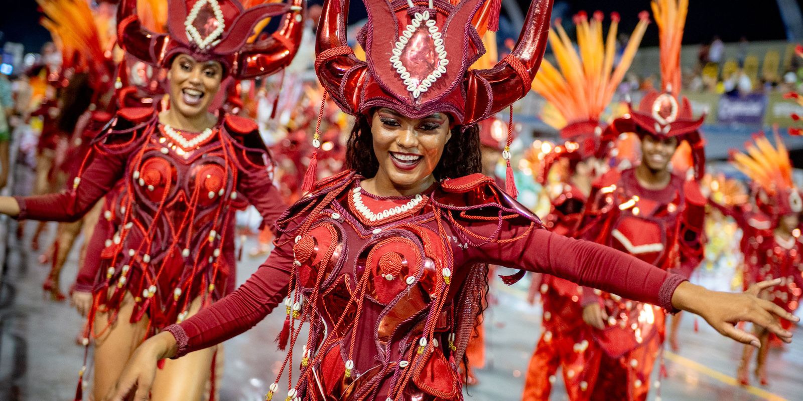 Primeira noite de desfile das escolas de SP celebra figuras femininas