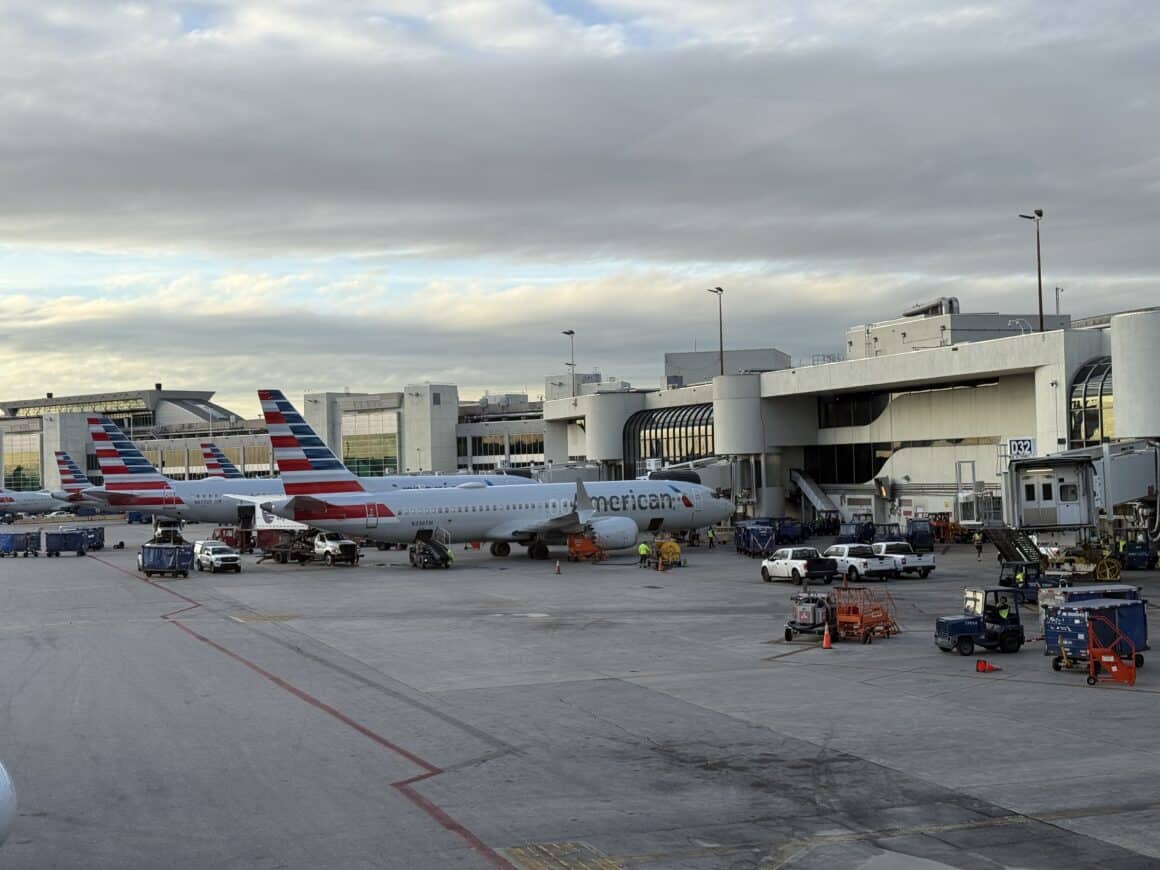 Buracos de bala encontrados no 737 da American Airlines após voo Medellín-Miami
