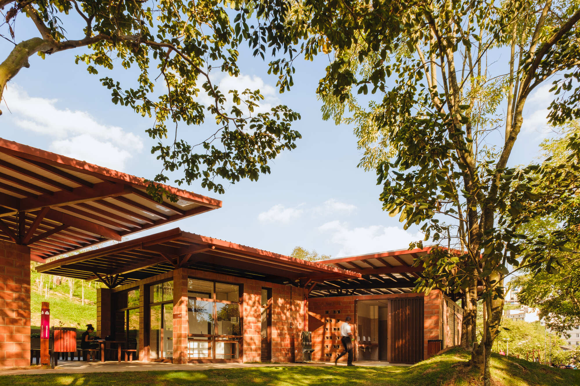 Córrego do Bispo Linear Park / Natureza Urbana