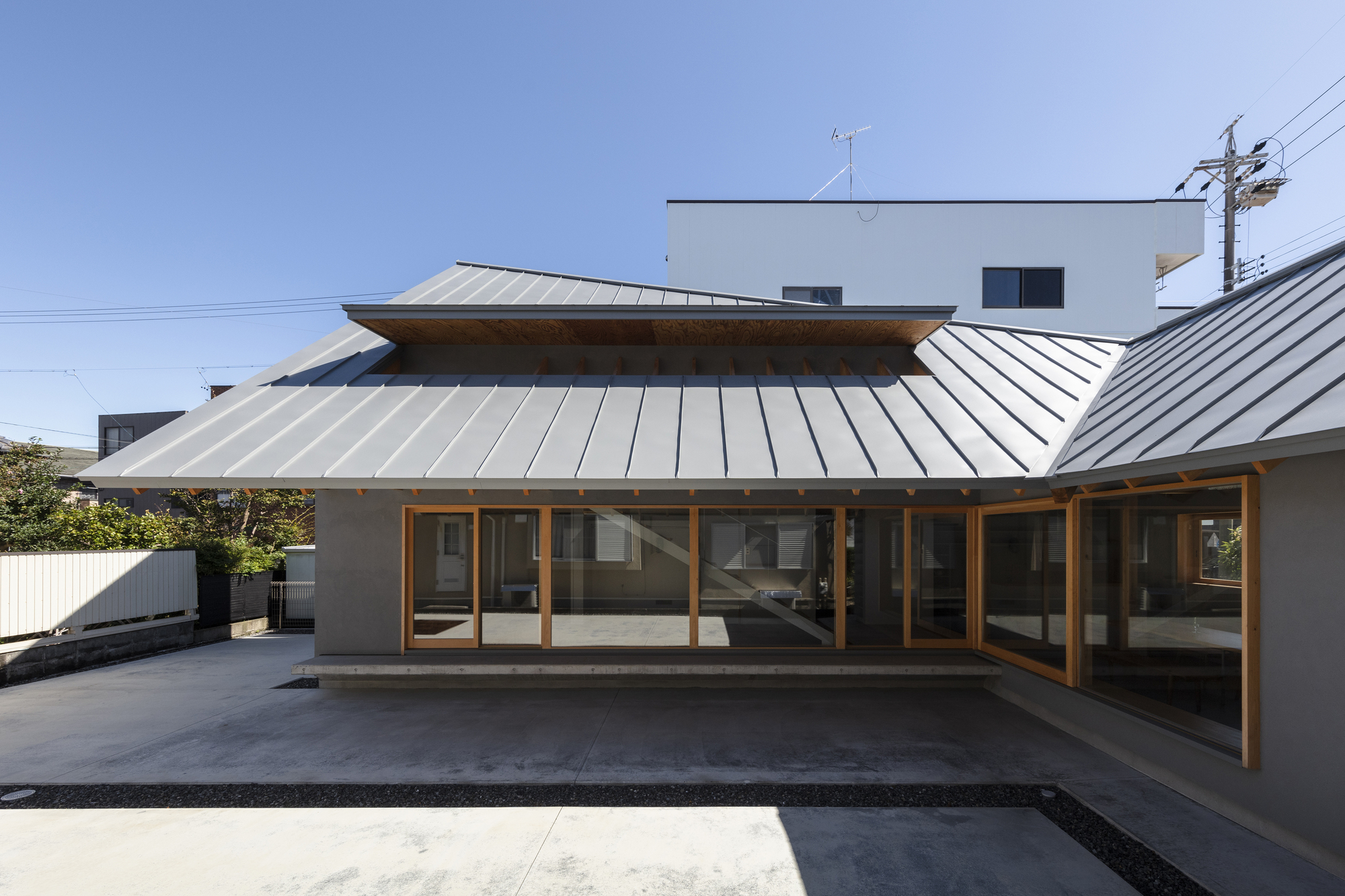 Casa com telhado dobrado / ISHIZAKI ARCHITECTS