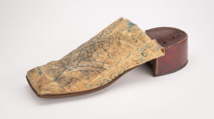 Chinelo luxuoso de seda com conexão real em exposição – The History Blog