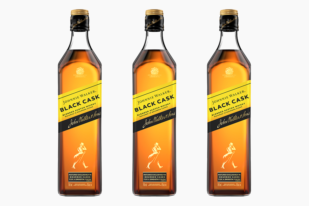 O uísque escocês Black Cask da Johnnie Walker é envelhecido exclusivamente em barris de ex-Bourbon