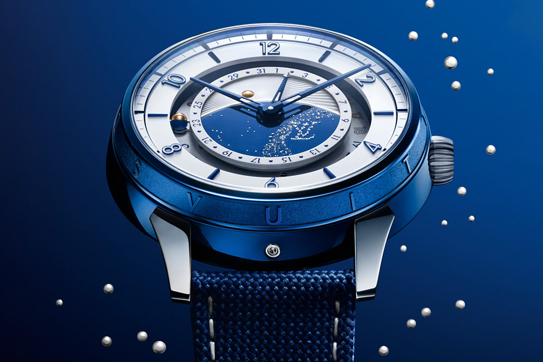 O relógio LVDB-03 GMT da Louis Vuitton e De Bethune serpenteia durante a noite em um relógio que o acompanha