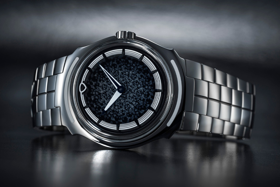 O primeiro relógio com pulseira integrada da MING é uma maravilha com mostrador de safira e um rotor hiperespacial brilhante